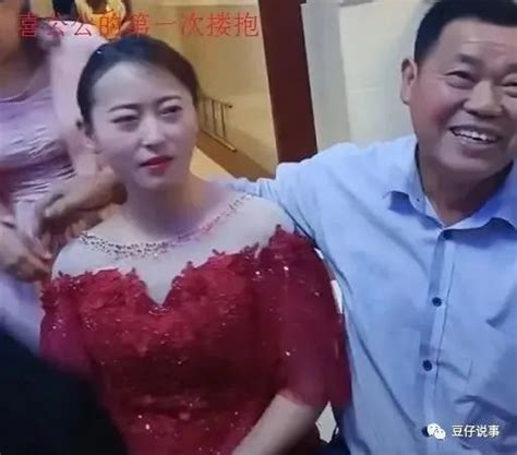 湖北黄冈：婚礼上喜公公对儿媳妇搂肩搭背；”这婚闹行为过分了”_腾讯新闻