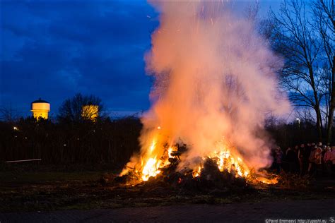 Osterfeuer. – Die Welt in kleinen Fotogeschichten