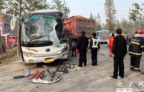 湖北汉川发生一起重大交通事故 造成1死32伤