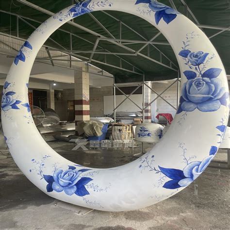 景德镇青花瓷不锈钢圆环雕塑 创意的设计令人惊叹 - 知乎