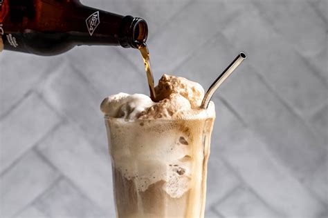 How to Make an Alcoholic Root Beer Float - Cooking with Cocktail Rings
