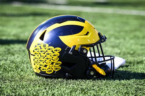 ESPN's List Of 11 Best College Football Helmets Sparks Debate - The Spun