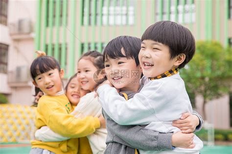 学校玩颜料快乐的孩子们图片_玩颜料快乐的孩子们素材_高清图片_摄影照片_寻图免费打包下载