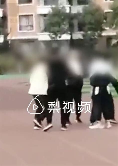 3名老师操场上围殴1名学生，校方的处理来了_澎湃号·媒体_澎湃新闻-The Paper