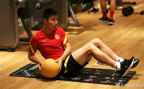 除了腰部扭伤的刘彬彬，国足其余26名球员全员参加了13日的合练-直播吧zhibo8.cc
