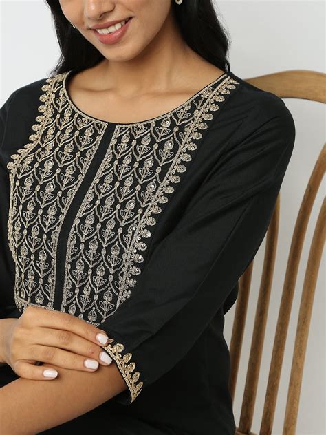 Straight Fit Embroidered Kurta