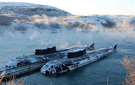 3艘俄国核潜艇罕见同框，1次齐射可灭国，美国航母战斗群瑟瑟发抖_腾讯新闻
