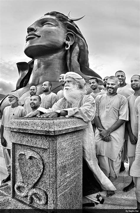 मशहूर फोटोग्राफर रघु राय के कैमरे में कैद सद्गुरु की खास तस्वीरें...