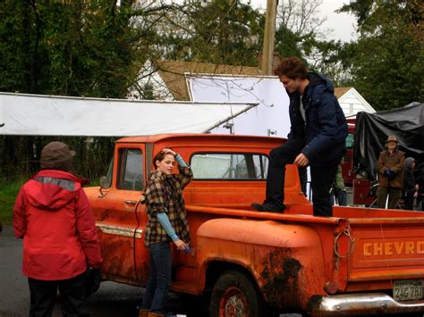 Robert Pattinson News: Rob & Kristen Film Bella's Truck Scene: Costar ...