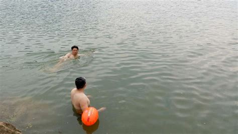 苏州河里冒险游泳(图)_新闻中心_新浪网