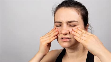 पलकों में सूजन आने के कारण और इसका इलाज | Swelling in Eyelids Cause and ...