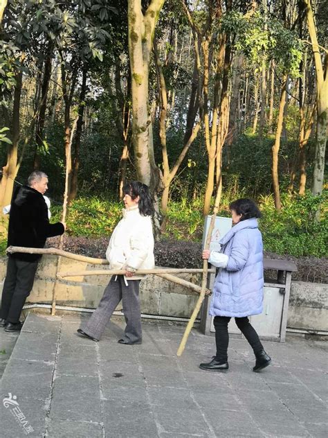 春节的习俗新年第一天登梯的市民们拾柴回家了。登高、 - 茶余饭后 - 云阳人家
