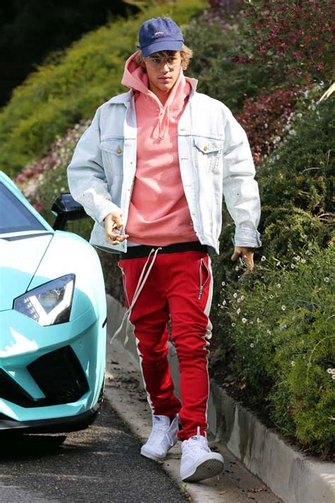 Justin Bieber’s Bio, Age, Relationships, Latest Buzz, Photos & Videos