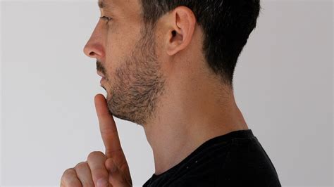 Ejercicio para reducir el dolor de cuello por mirar el móvil - ELMUNDOTV