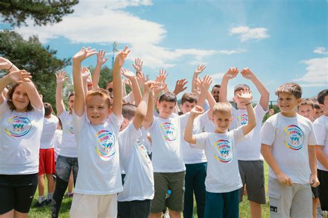 People Looking Standing 的图像结果
