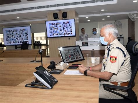 Delhi Police Commissioner reviews lockdown implementation