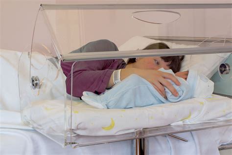 Rooming-in: Keeping newborns and mothers together — Southern Natural Parenting Network