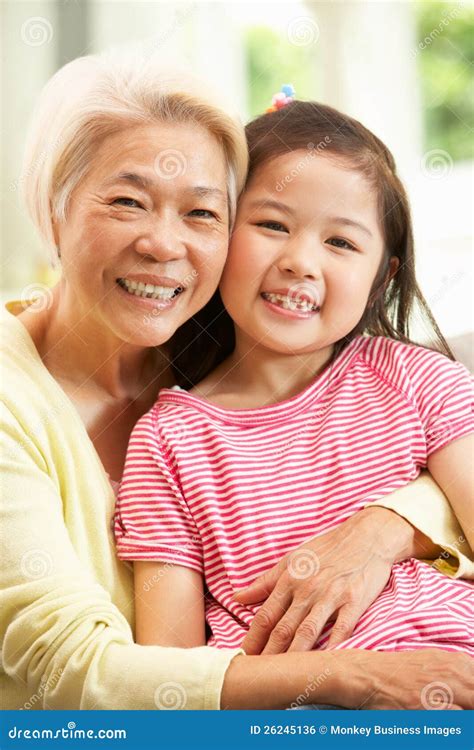 中国放松祖母和的孙女 库存照片. 图片 包括有 一起, 成人, 香港, 纵向, 休息室, 愉快, 孙女, 聚会所 - 26245136