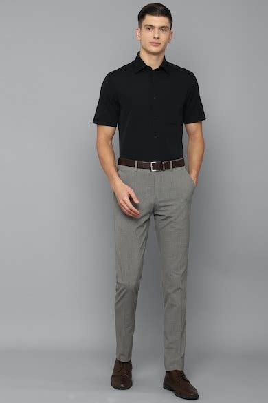 Buy Men Black Classic Fit Solid Half Sleeves Formal Shirt Online ...