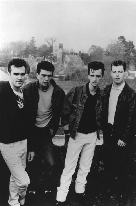 THERE IS A LIGHT THAT NEVER GOES OUT (EN ESPAÑOL) - The Smiths - LETRAS.COM