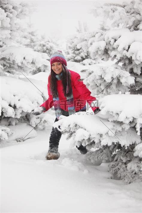 冬天的女人在雪地上玩雪球高清摄影大图-千库网