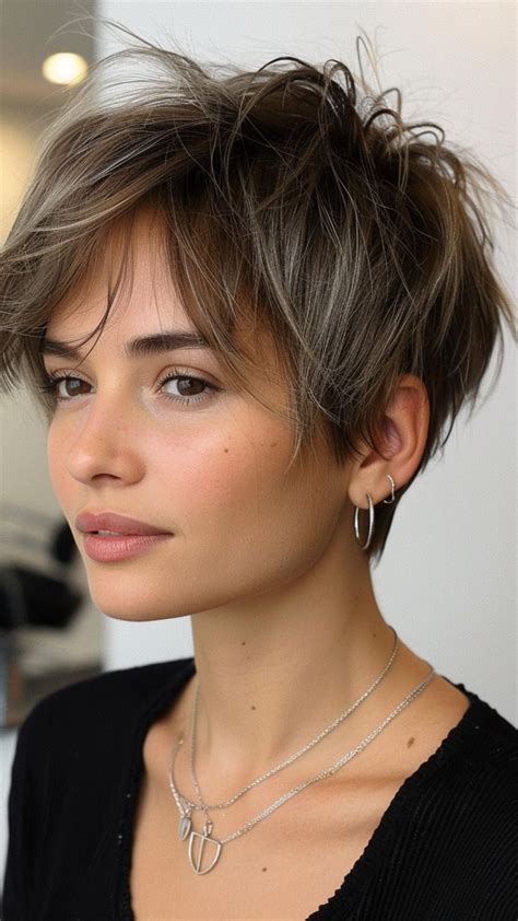 28 Trendy Feathered Haircuts to Elevate Your Look in 2024 | Short thin ...