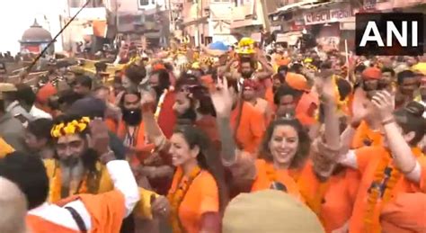 Foreign devotees visiting Mahakumbh and Varanasi, awed by Mahashivratri ...