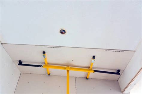 Using a Drywall Lift for Ceiling 的图像结果