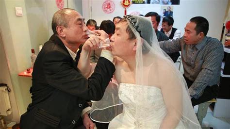 老年男同性恋者北京“完婚”_ 视频中国