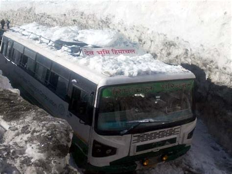 केलांग से मनाली आ रही HRTC बस पर हिमस्खलन, 3 शीशे टूटे - avalanche hits ...
