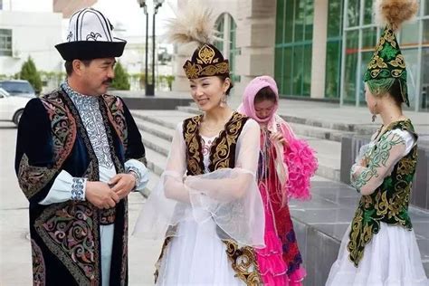 哈萨克族妇女从旅游业中受益_滚动新闻_新浪财经_新浪网