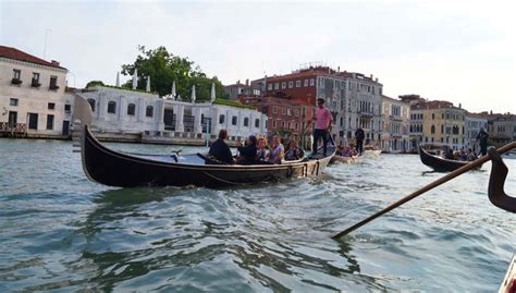 Paseo en góndola por los canales de Venecia con audioguía, Venecia ...