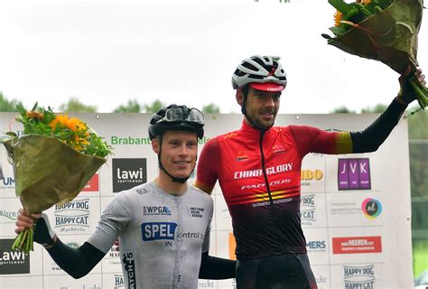 Wielrenner Van Belle (24) onverwacht overleden: 'Bas laat een grote ...