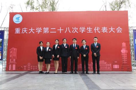 教育部中国大学生在线报道重庆人文科技学院学子毕业照 _媒体关注_重庆人文科技学院欢迎你！
