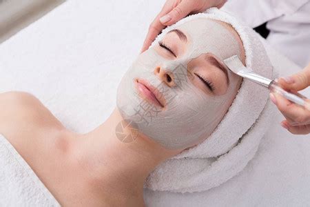 面部脱皮面膜水疗美容护肤女人在水疗沙龙接受美容师的面部护理高清图片下载-正版图片503014309-摄图网