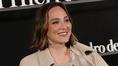 Stradivarius liquida a 19 euros la gabardina que las mujeres elegantes ...