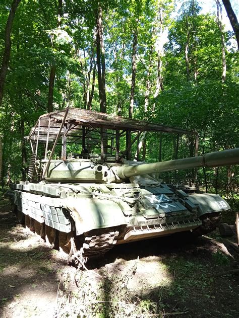 russians Pull Another Batch of Antique T-62 Tanks to Burn Them in ...
