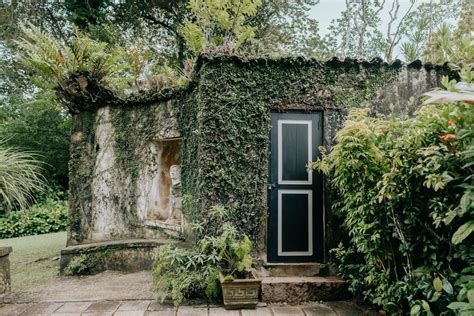 A couple tied the knot at Geoffrey Bawa’s Lunuganga — and it's a dreamy ...