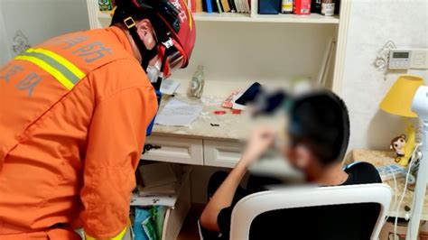 杭州一高考生被锁家中：消防破窗解困，交警开考前送达