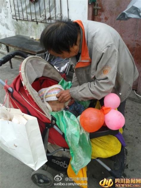 70岁老父亲抚养2岁儿子 每天捡垃圾吃_海口网