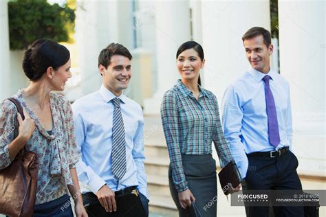 Business Person Walking 的图像结果