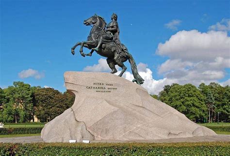 10 самых известных памятников России