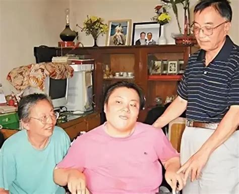 南京胖哥为救人住进ICU，如今女儿夭折之后，父亲也因癌症去世了_腾讯新闻
