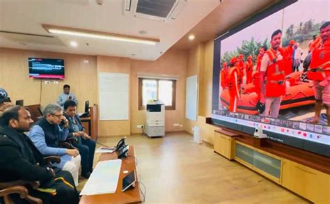சிக்கித் தவிக்கும் ரயில் பயணிகள்; மத்திய அமைச்சர் ஆய்வு