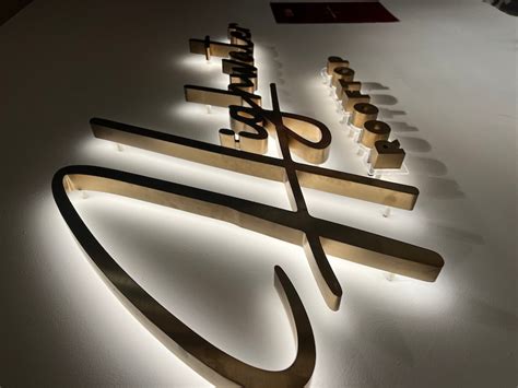 Backlit Building Signage 的图像结果