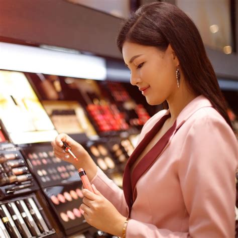 Indian Consumers Flock to Online Cosmetics Shopping