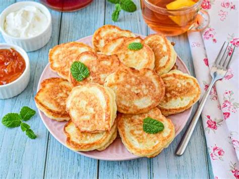 Оладьи на кефире и молоке с дрожжами — рецепт с фото пошагово
