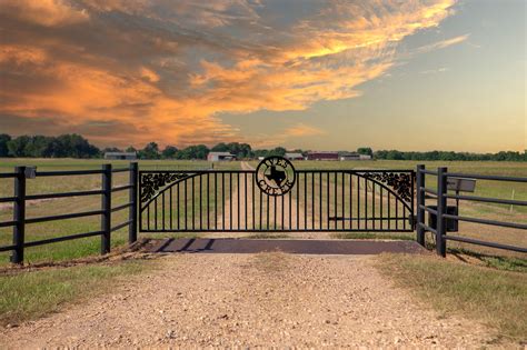 Transform Your Ranch with Custom Gates, Entrances, and Pipe Fencing ...