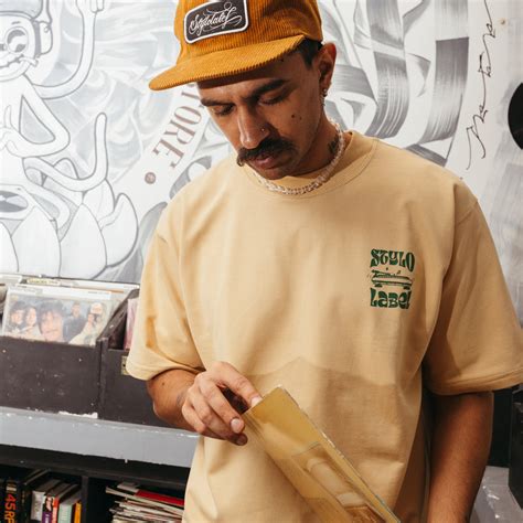 BEST FRIENDS RECORD PLAYER TEE (BEIGE) – Capsul