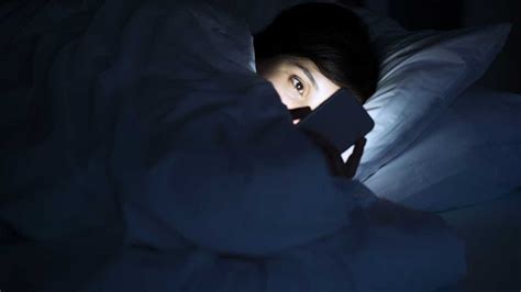 Saiba Quais São as Consequências do Uso do Celular Antes de Dormir